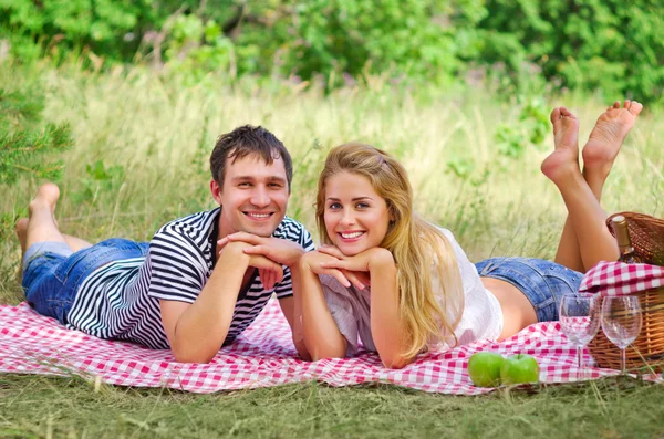 ピクニックに若いカップル — ストック写真