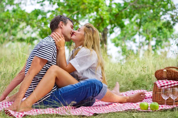 Jovem casal em piquenique — Fotografia de Stock