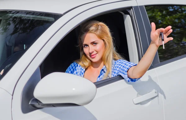 Mulher está dirigindo carro — Fotografia de Stock