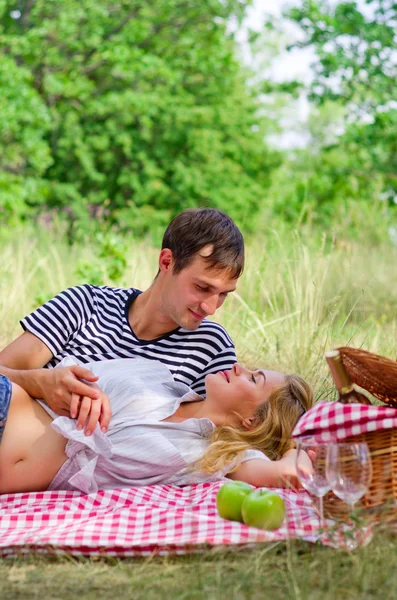 Junges Paar beim Picknick — Stockfoto