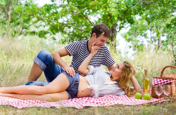 Jovem casal em piquenique — Fotografia de Stock