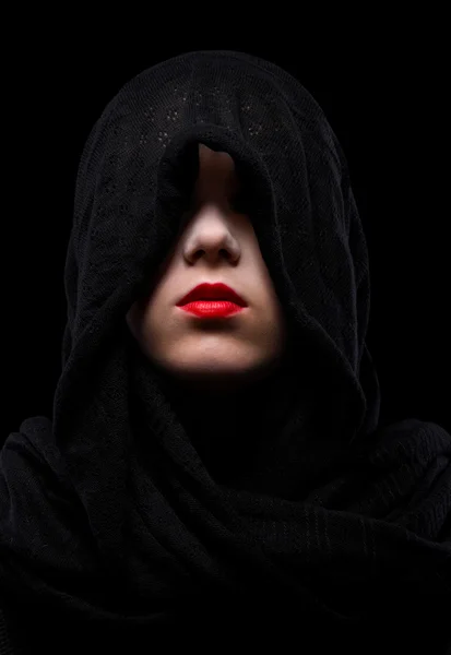 Donkere portret van jonge vrouw — Stockfoto