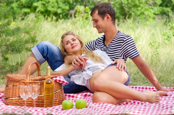 Молода пара на пікнік — стокове фото