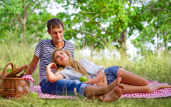 Jovem casal em piquenique — Fotografia de Stock