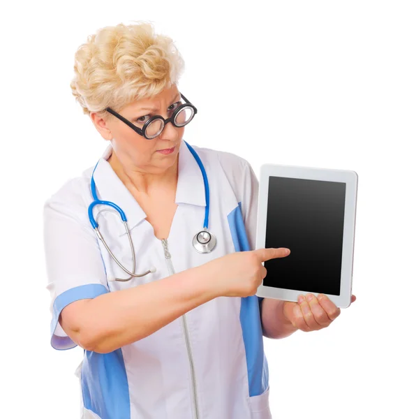 Maturo medico divertente con tablet PC — Foto Stock