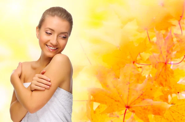 Junge Frau auf herbstlichem Hintergrund Stockbild