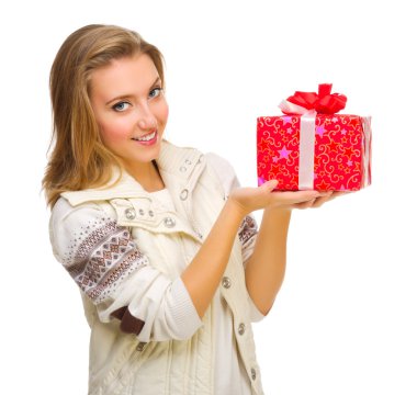 Hediye kutusu olan genç kız.