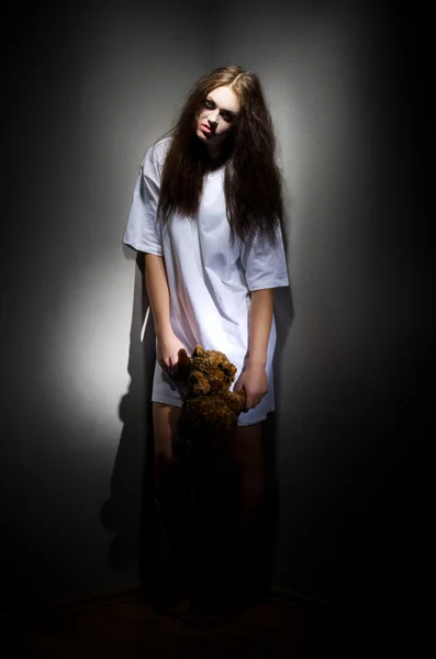 Зомби девушка с плюшевым мишкой — стоковое фото
