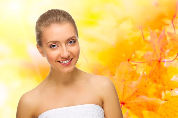 Young girl on autumnal background — Stock Photo, Image