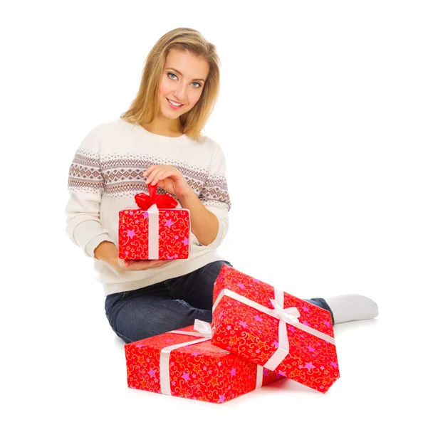 Ung flicka med presentförpackning — Stockfoto
