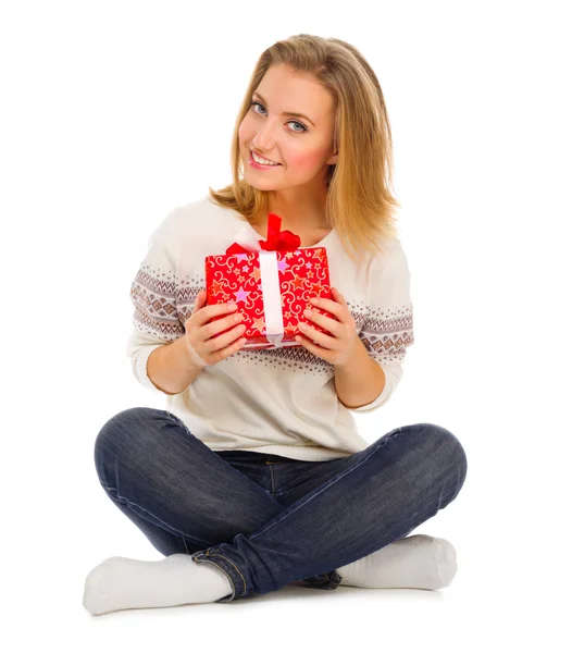 Jeune fille avec boîte cadeau — Photo