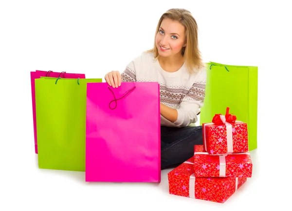 Junges Mädchen mit Taschen und Geschenkboxen — Stockfoto