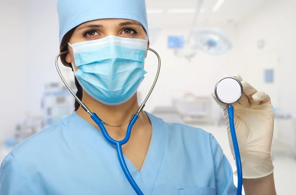 Médico joven con estetoscopio — Foto de Stock