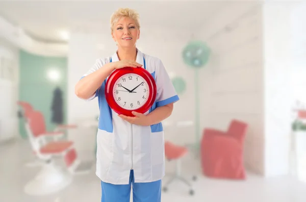 Reifer Arzt mit Uhr — Stockfoto