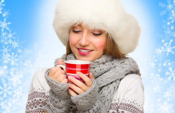 Κορίτσι με κούπα σε φόντο χειμώνα — Φωτογραφία Αρχείου