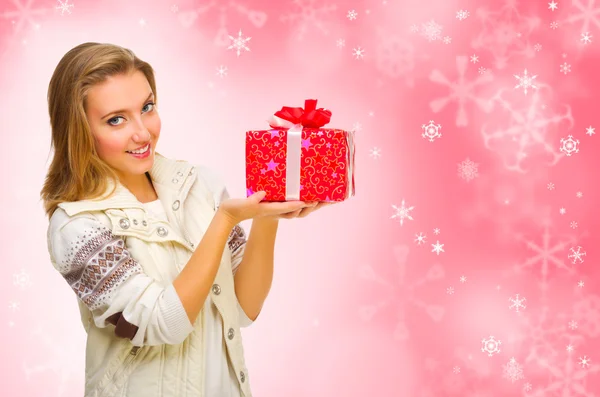 Девушка с подарочной коробкой на зимнем фоне — стоковое фото