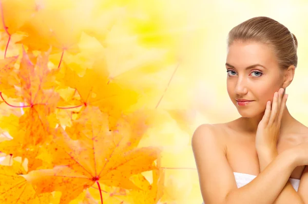 Young girl on autumnal background — Stock Photo, Image