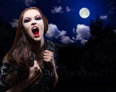 Vampir kız gece gökyüzü açık
