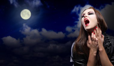Vampir kız gece gökyüzü açık