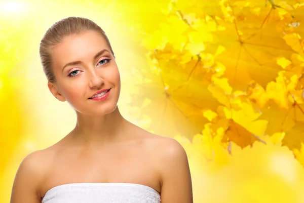 Young girl on autumnal background — Stock Photo, Image