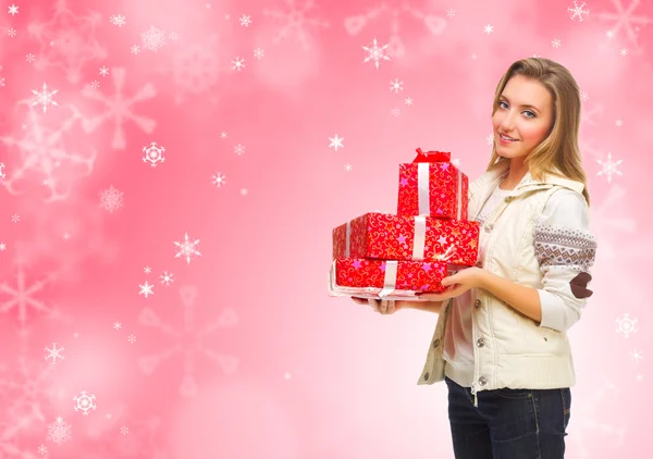 Mädchen mit Geschenkboxen auf winterlichem Hintergrund — Stockfoto