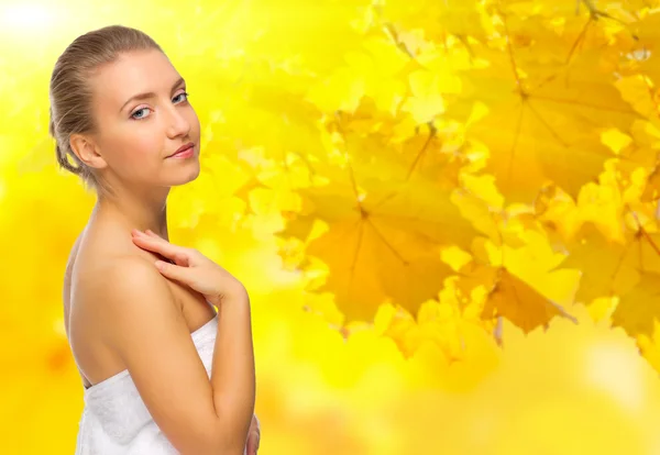 Young girl on autumnal background — Stock Photo, Image