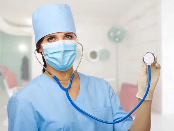 Médecin avec stéthoscope au laboratoire — Photo