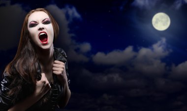 Vampir kız gece gökyüzü açık