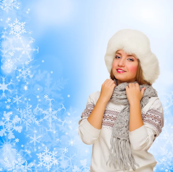 Dziewczyna w kapeluszu futro na zimowe tło — Zdjęcie stockowe