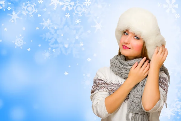 Jong meisje in bont hoed op winter backgrond — Stockfoto