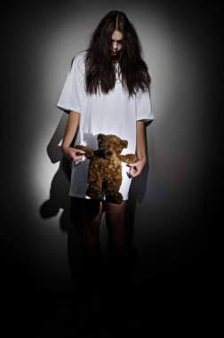 Oyuncak ayılı kız