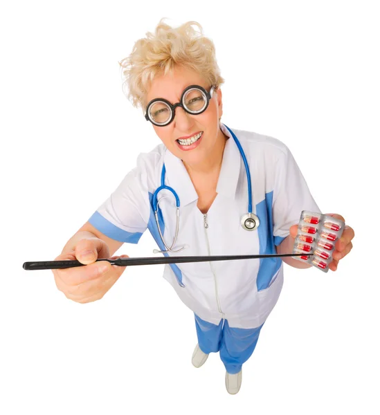 Ältere lustige Arzt mit Pointer Stick und Pillen — Stockfoto