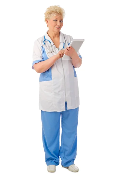 Зрелый врач с планшетным ПК — стоковое фото