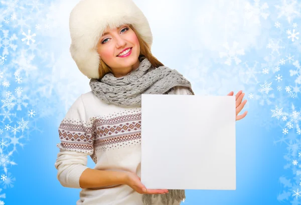 Chica con tarjeta vacía en el fondo de invierno — Foto de Stock