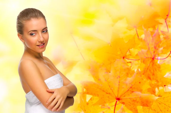 Young girl on autumnal background — Stock Photo, Image