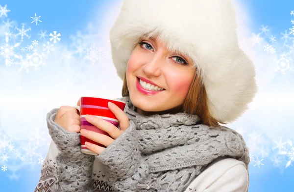 Chica con taza en el fondo de invierno —  Fotos de Stock