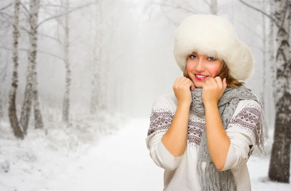 Ung flicka på winter forest — Stockfoto