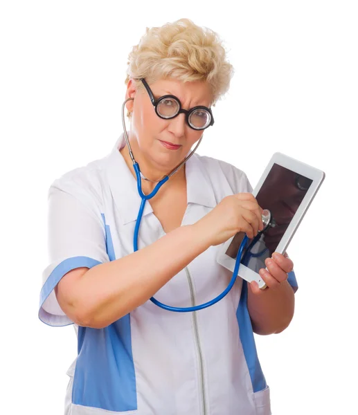 Starsze lekarz słuchać tabliczka pc przez stetoskop — Zdjęcie stockowe