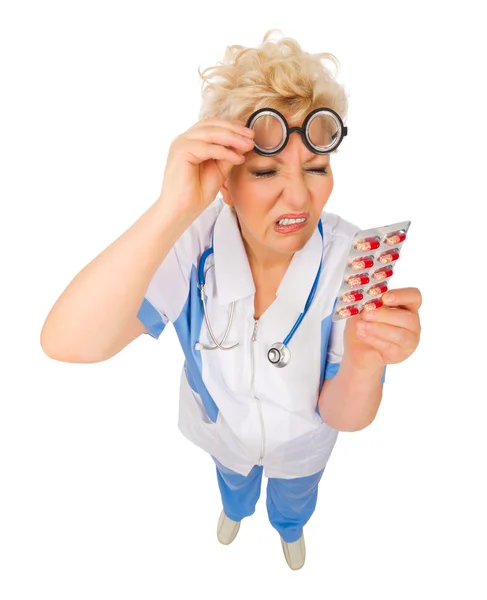 Ältere lustige Arzt mit Pillen — Stockfoto