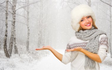 genç kız hoş bir jest snowy orman gösterir