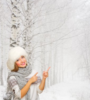 jest snowy orman işaret eden genç kız şovları