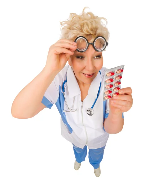 Drôles mature médecin dans nerd lunettes avec pilules — Photo