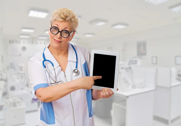 Lustige reife Ärztin mit Tablet-PC im Labor — Stockfoto