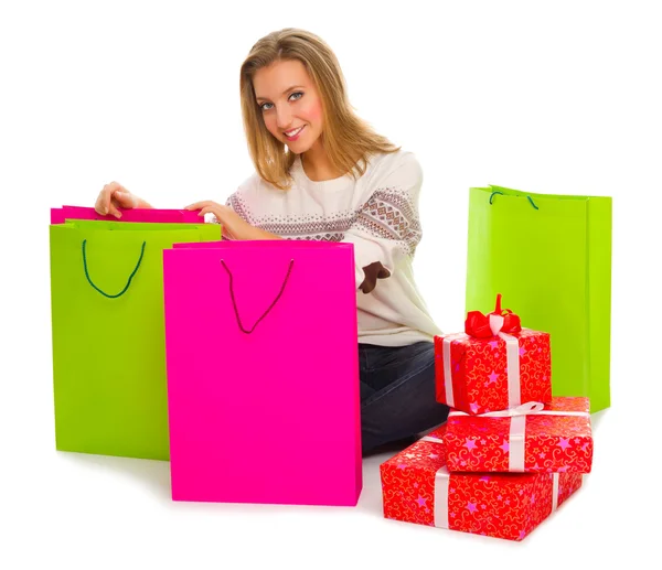 Junges Mädchen mit Taschen und Geschenkboxen — Stockfoto