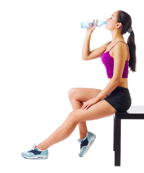 Jovem menina desportiva com garrafa de água — Fotografia de Stock