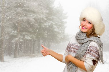 genç kız ok hareketini gösterir