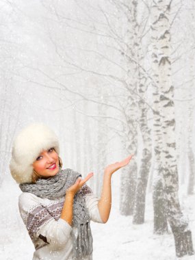 genç kız hoş bir jest gösterir