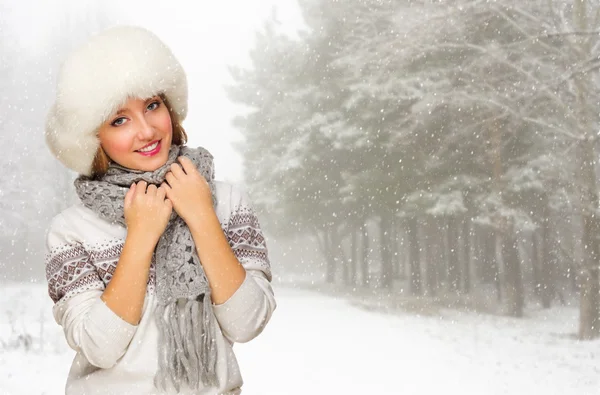 Giovane donna in cappello di pelliccia a foresta — Foto Stock