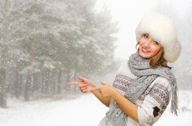 jest snowy orman işaret eden genç kız şovları