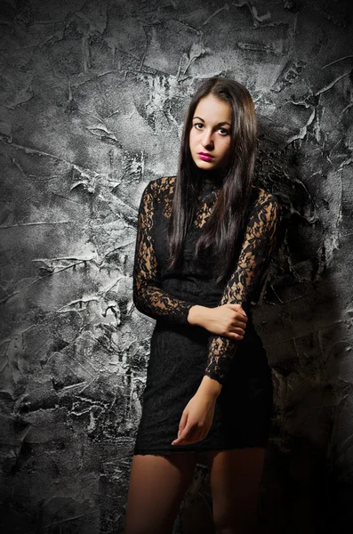 Portret moda młoda dziewczyna na szarej ścianie — Zdjęcie stockowe